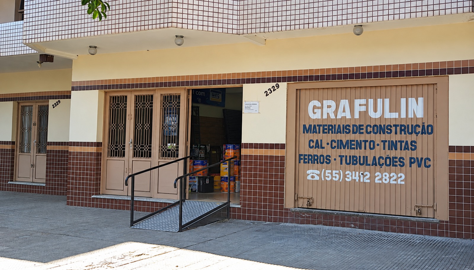 Fachada da nova filial antes da reforma, com a identificação Grafulin.