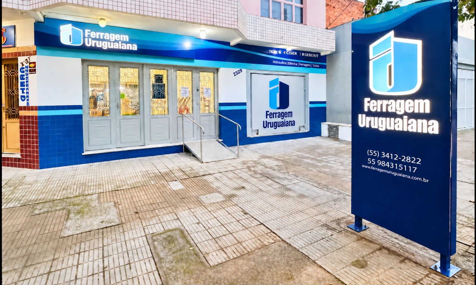 Fachada da nova filial após a reforma, com a identidade visual da Ferragem Uruguaiana.