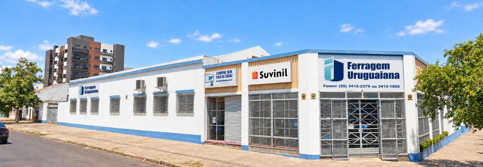 Fachada atual da matriz da Ferragem Uruguaiana, nas cores azul e branco.